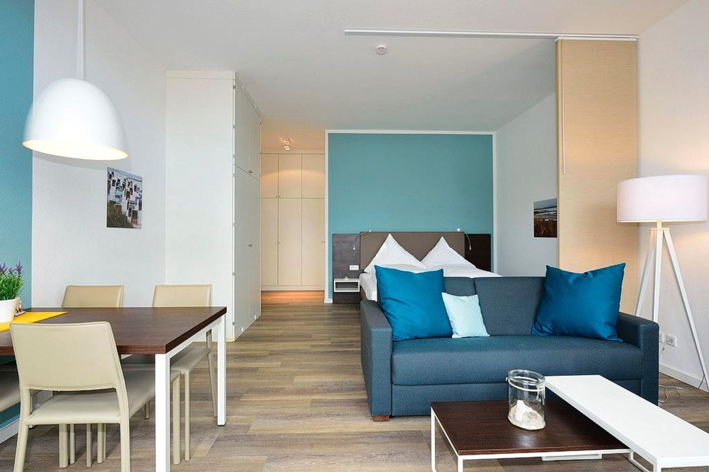 Aparthotel Anna Düne Aparthotel Anna Düne 0-01 Wangerooge - Wohn/ Essbereich mit Couch und Esstisch