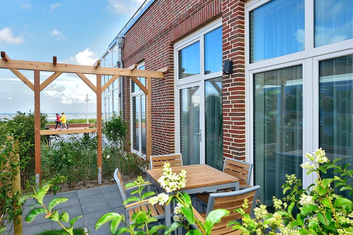 Aparthotel Anna Düne Aparthotel Anna Düne 0-01 Wangerooge - Terrasse mit seitlichem Blick aufs Meer