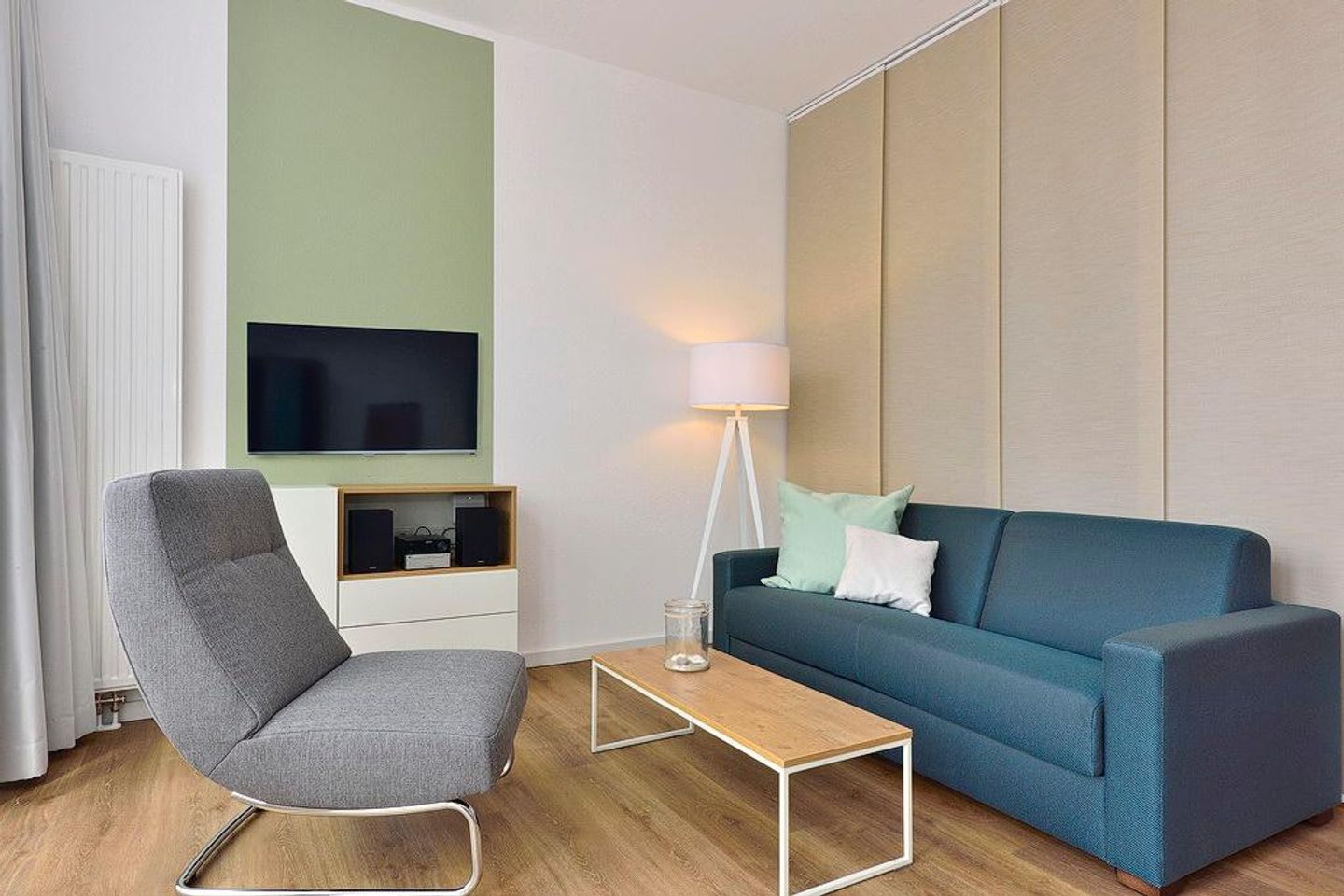 Aparthotel Anna Düne Aparthotel Anna Düne 0-02 Wangerooge - Wohn/ Essbereich mit Couch, Sessel und Fernseher