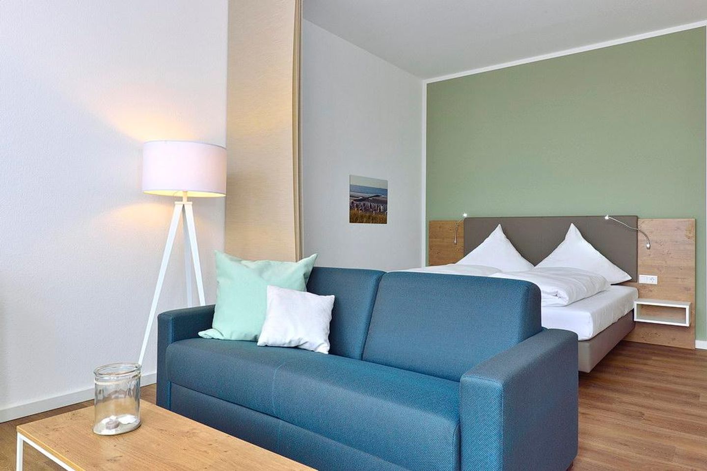 Aparthotel Anna Düne Aparthotel Anna Düne 0-02 Wangerooge - Wohn/ Essbereich mit Couch und Tisch