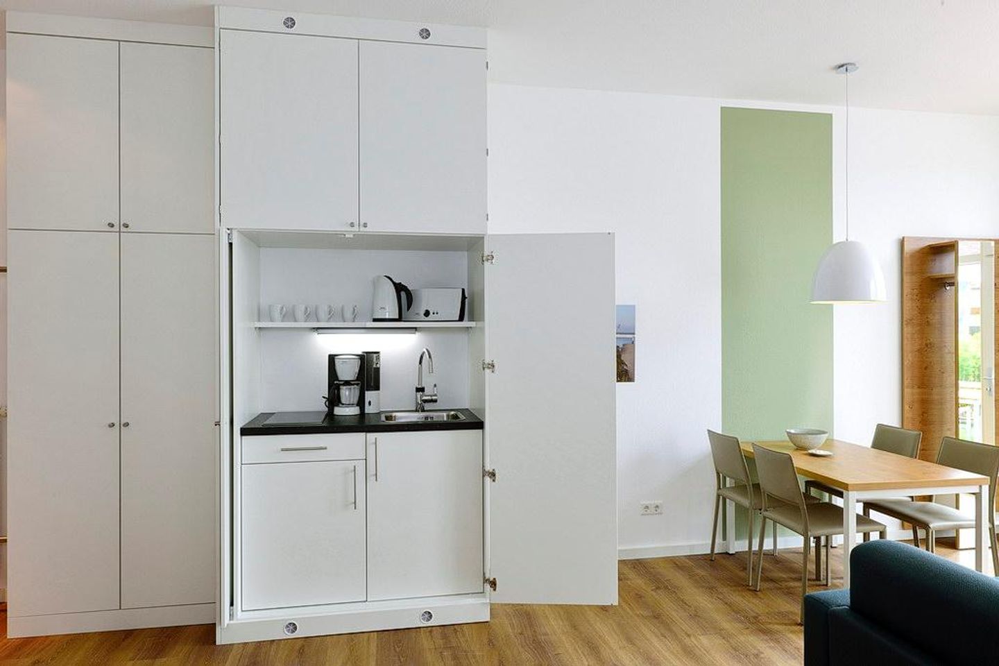 Aparthotel Anna Düne Aparthotel Anna Düne 0-02 Wangerooge - Wohn/ Essbereich mit Küchenzeile