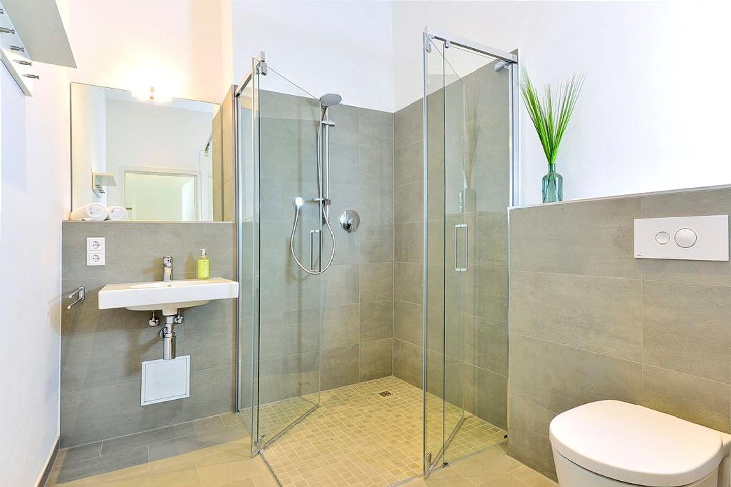 Aparthotel Anna Düne Aparthotel Anna Düne 0-02 Wangerooge - Badezimmer mit Dusche, WC und Waschtisch