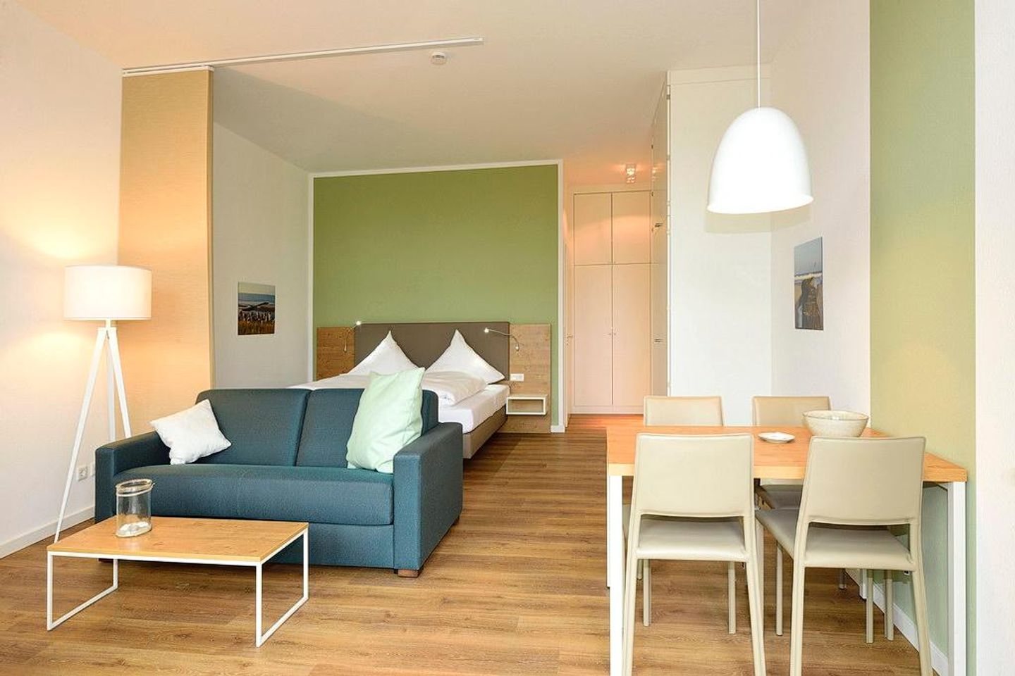 Aparthotel Anna Düne Aparthotel Anna Düne 0-02 Wangerooge - Wohn/ Essbereich mit Couch und Esstisch