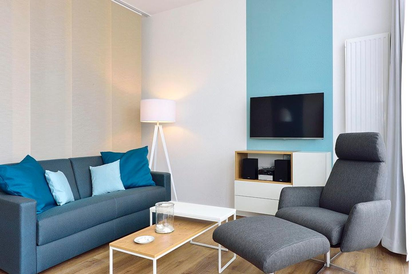 Aparthotel Anna Düne Aparthotel Anna Düne 0-03 Wangerooge - Wohn/ Essbereich mit Couch, Sessel und Fernseher