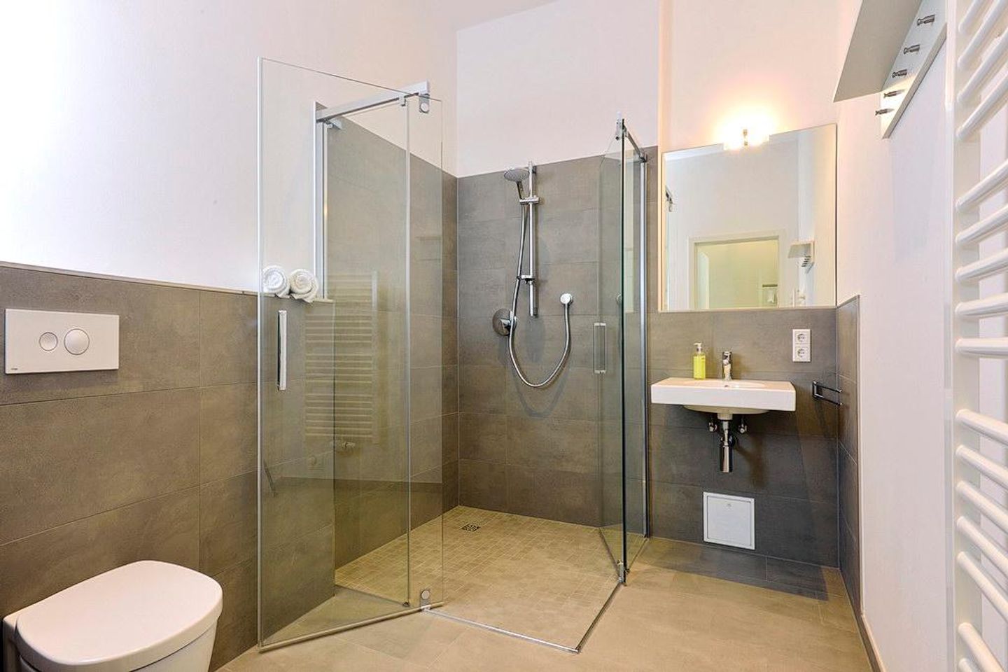 Aparthotel Anna Düne Aparthotel Anna Düne 0-03 Wangerooge - Badezimmer mit Dusche, WC und Waschtisch