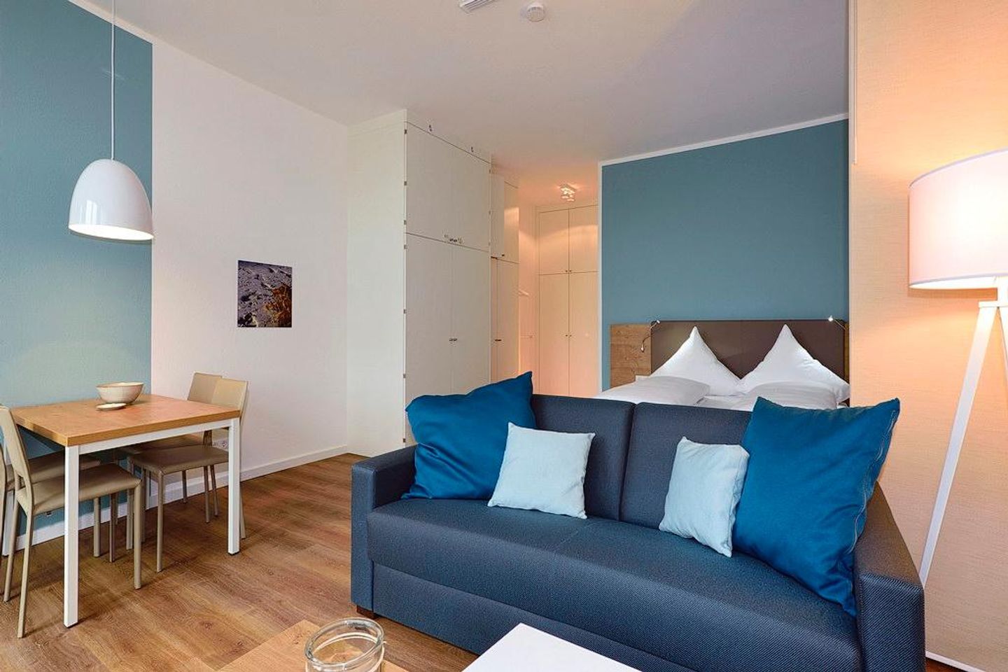 Aparthotel Anna Düne Aparthotel Anna Düne 0-03 Wangerooge - Wohn/ Essbereich mit Couch und Esstisch