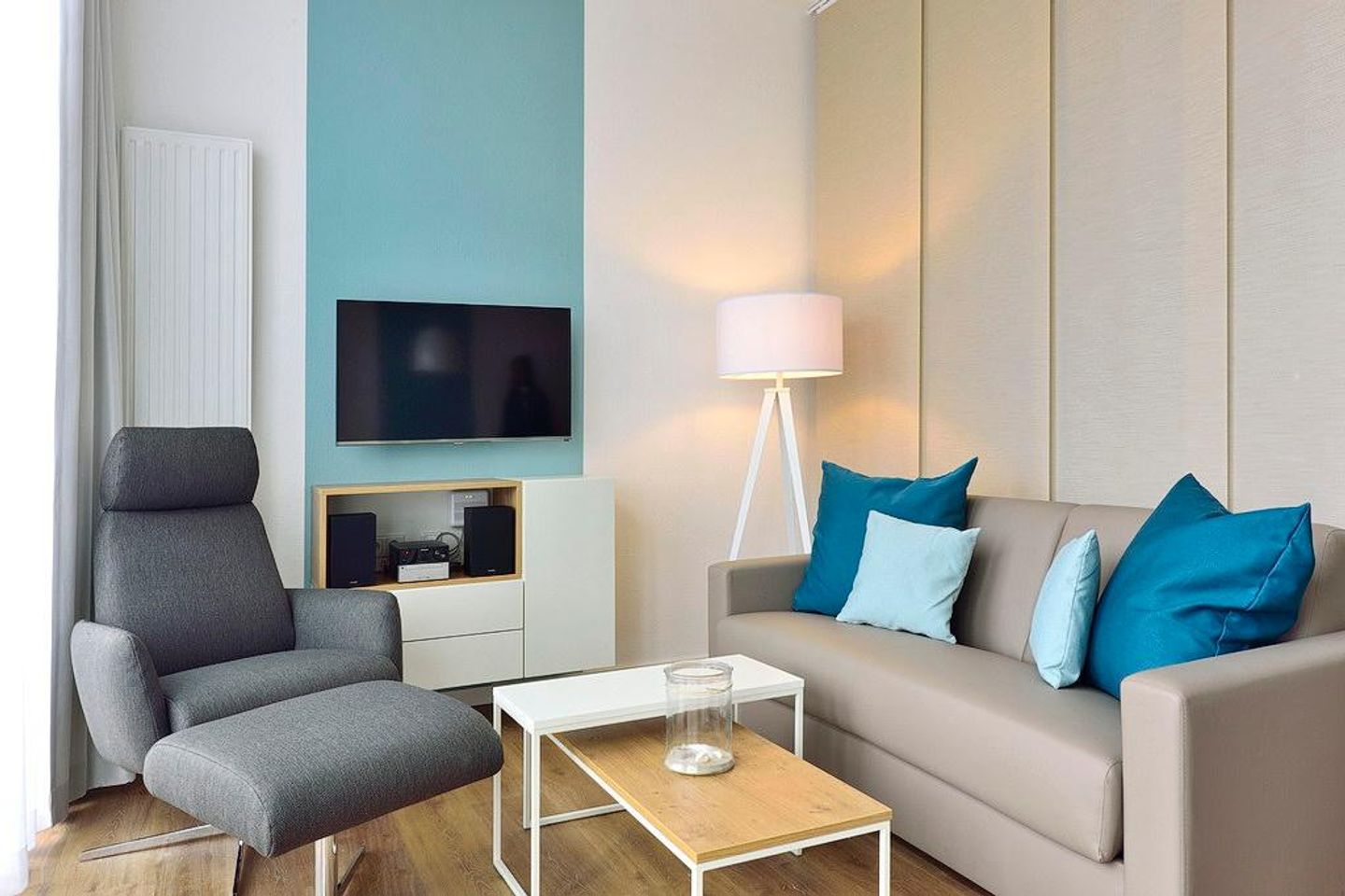 Aparthotel Anna Düne Aparthotel Anna Düne 0-04 Wangerooge - Wohn/ Essbereich mit Couch, Sessel und Fernseher