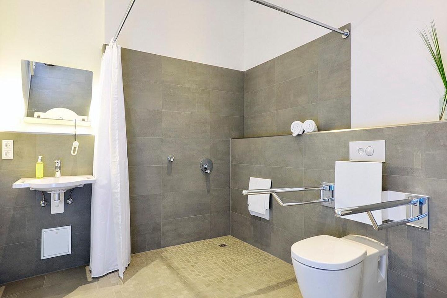 Aparthotel Anna Düne Aparthotel Anna Düne 0-04 Wangerooge - Badezimmer mit Dusche, WC und Waschtisch