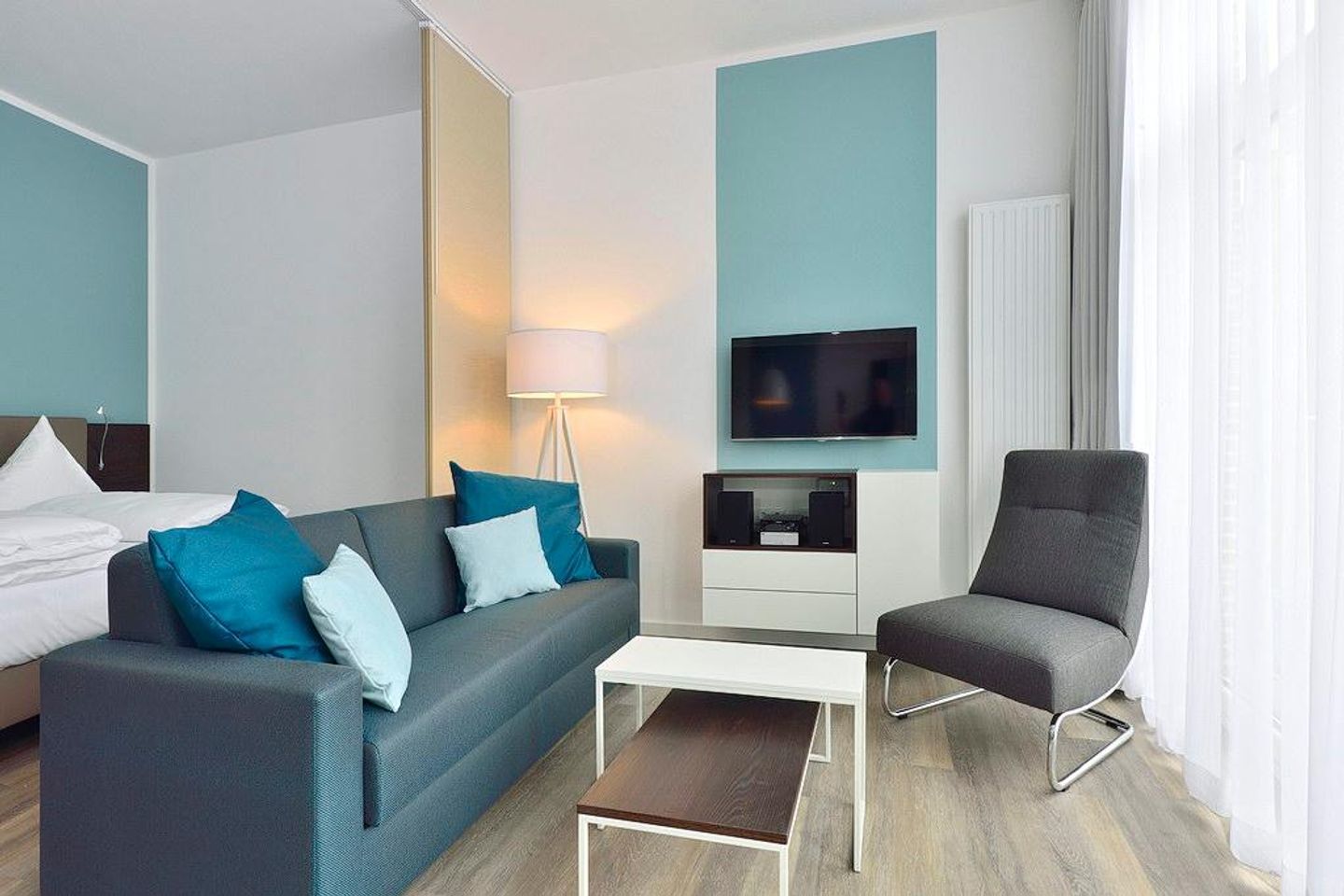 Aparthotel Anna Düne Aparthotel Anna Düne 0-05 Wangerooge - Wohn/ Essbereich mit Couch, Tisch und Fernseher