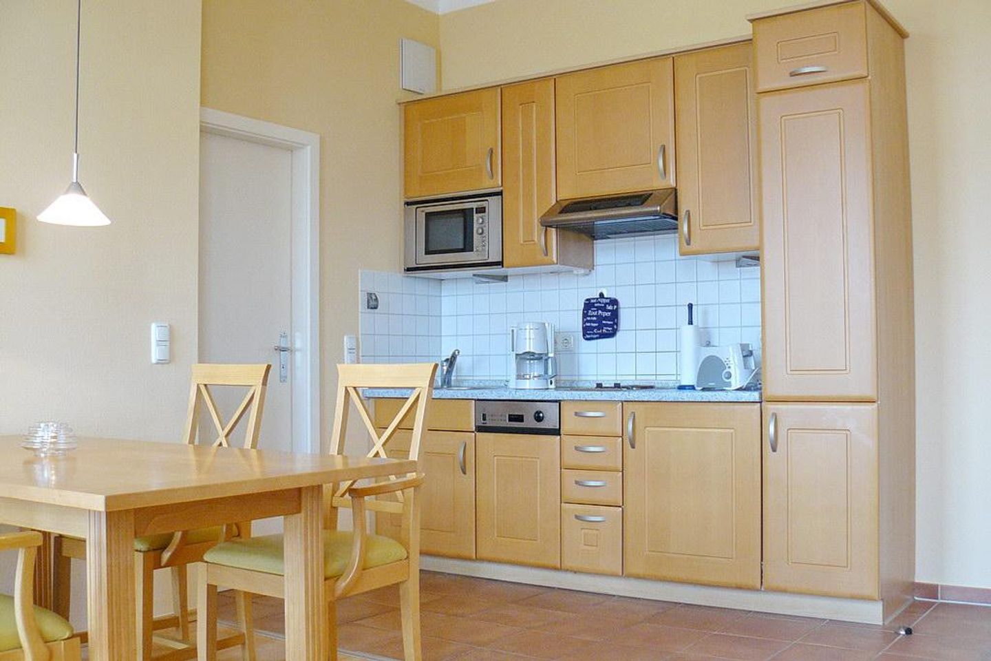 Haus am Park Haus am Park 30 Kühlungsborn - Küchenzeile mit Esstisch und Sitzgelegenheit