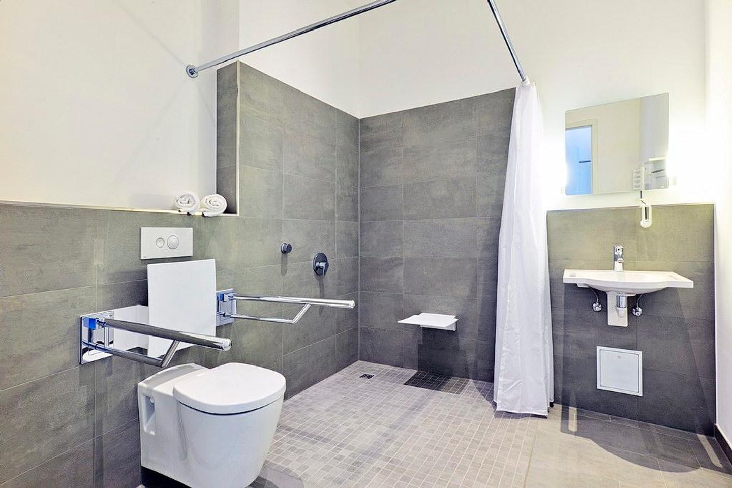 Aparthotel Anna Düne Aparthotel Anna Düne 0-05 Wangerooge - Badezimmer mit Dusche, WC und Waschtisch