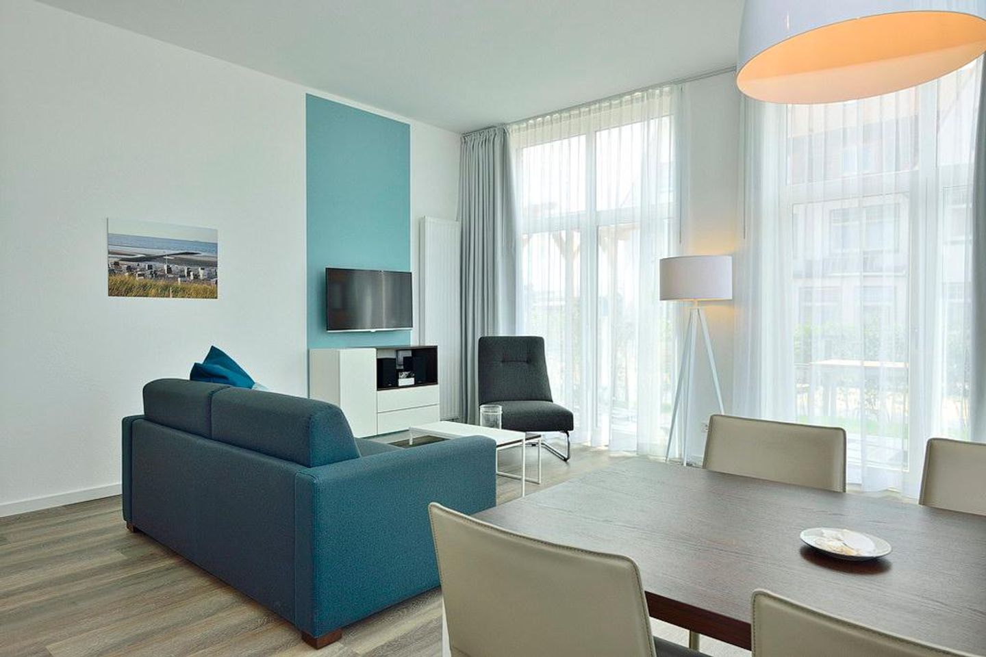 Aparthotel Anna Düne Aparthotel Anna Düne 0-06 Wangerooge - Wohn/ Essbereich mit Couch, Fernseher und Esstisch