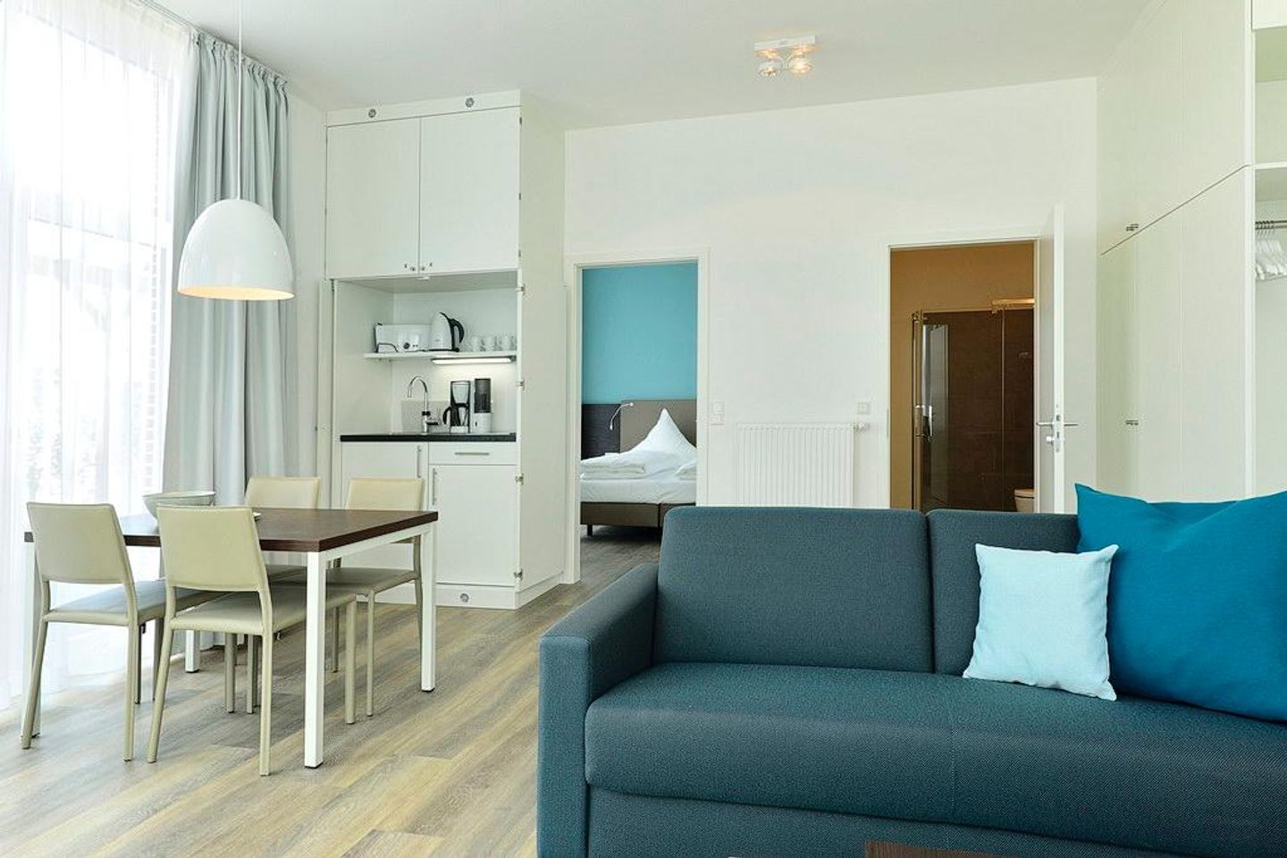 Aparthotel Anna Düne Aparthotel Anna Düne 0-06 Wangerooge - Wohn/ Essbereich mit Couch und Esstisch