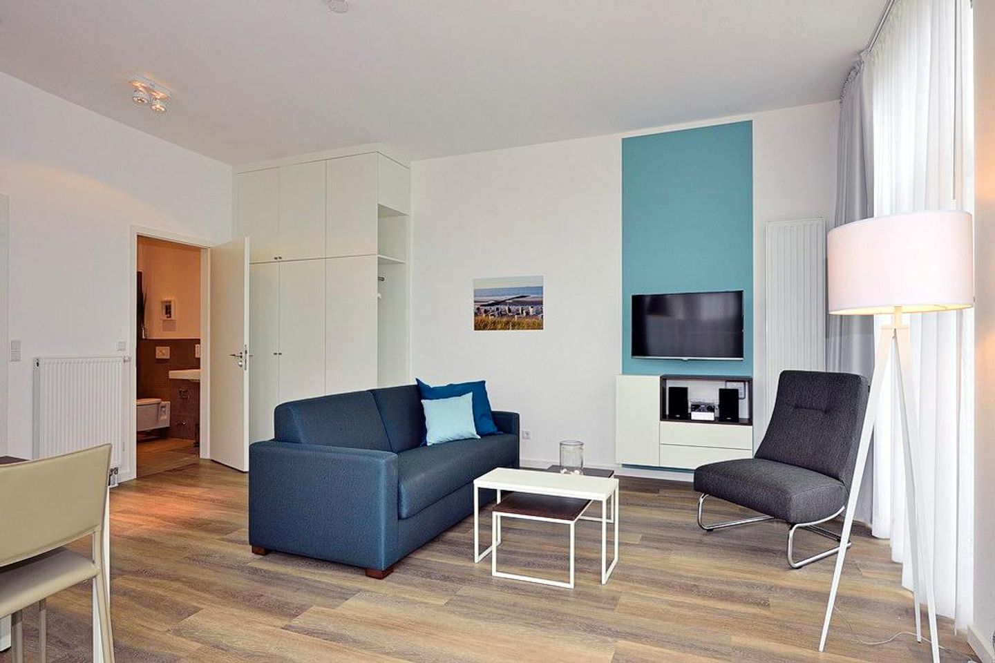 Aparthotel Anna Düne Aparthotel Anna Düne 0-06 Wangerooge - Wohn/ Essbereich mit Couch, Tisch und Fernseher