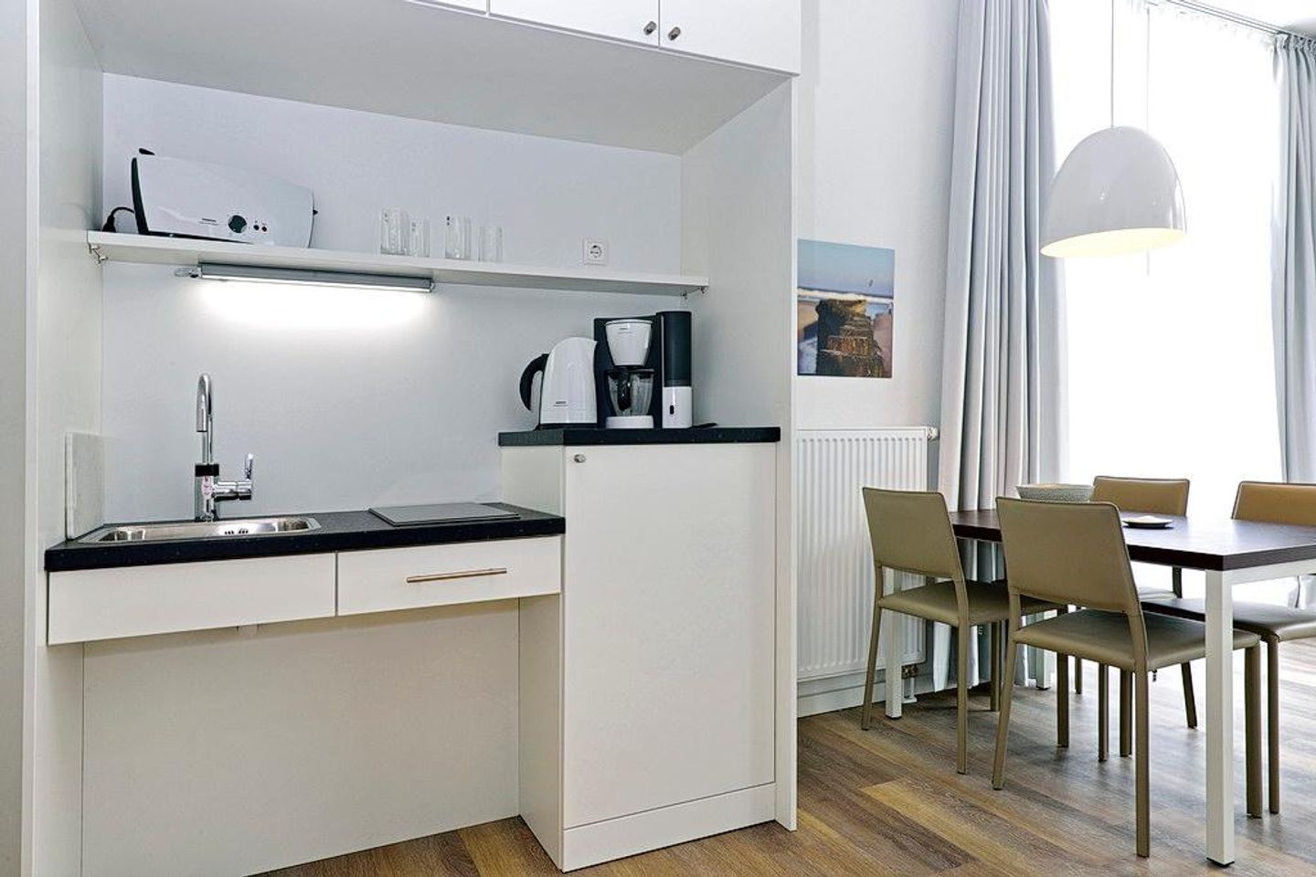 Aparthotel Anna Düne Aparthotel Anna Düne 0-08 Wangerooge - Wohn/ Essbereich mit Küchenzeile und Esstisch