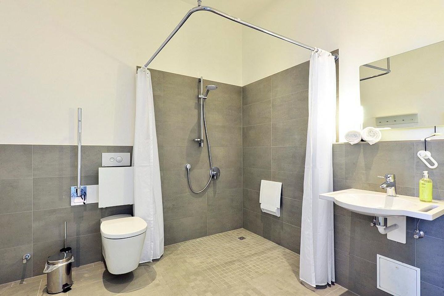 Aparthotel Anna Düne Aparthotel Anna Düne 0-08 Wangerooge - Badezimmer mit Dusche, WC und Waschtisch