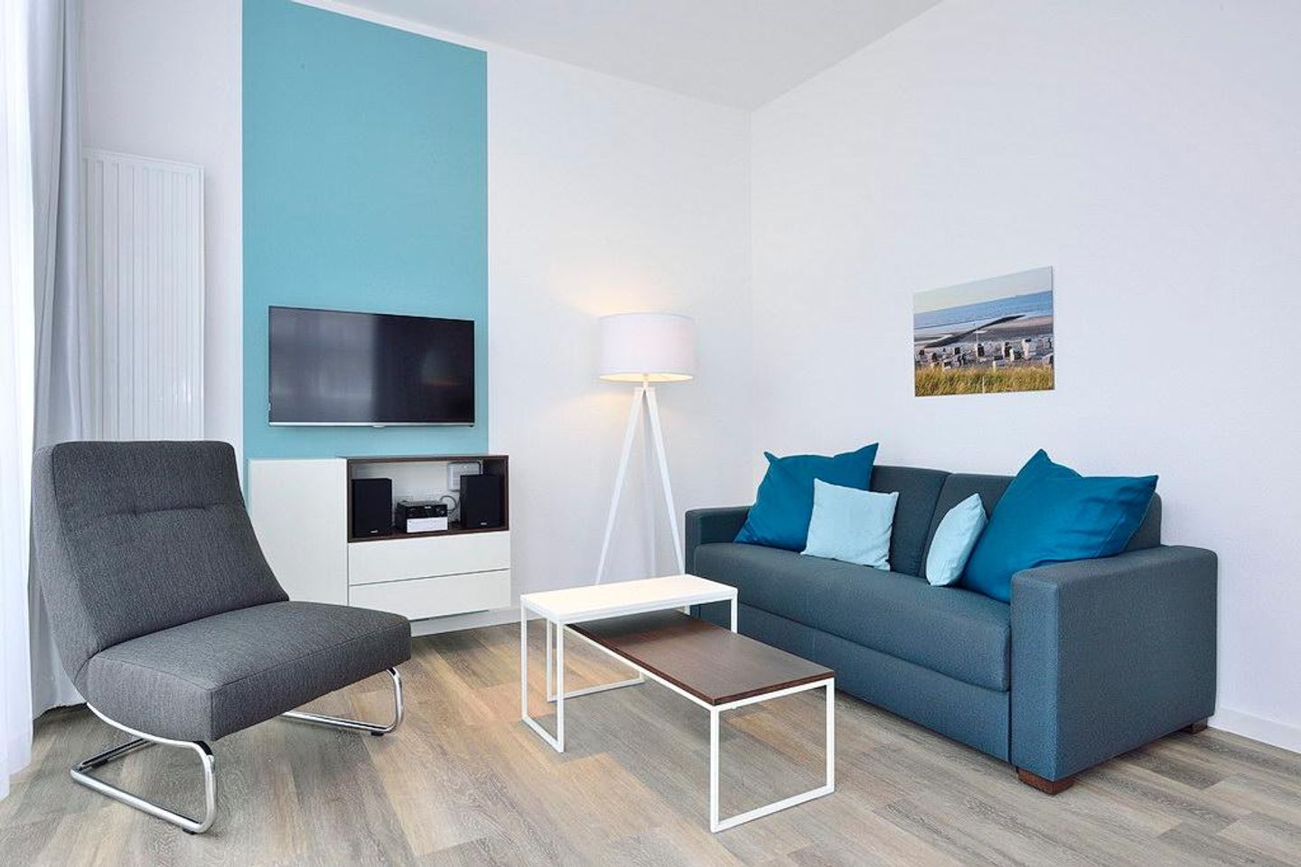 Aparthotel Anna Düne Aparthotel Anna Düne 0-08 Wangerooge - Wohn/ Essbereich mit Couch, Sessel und Fernseher