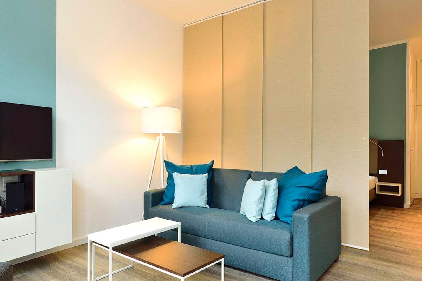 Aparthotel Anna Düne Aparthotel Anna Düne 0-09 Wangerooge - Wohn/ Essbereich mit Couch, Tisch und Fernseher