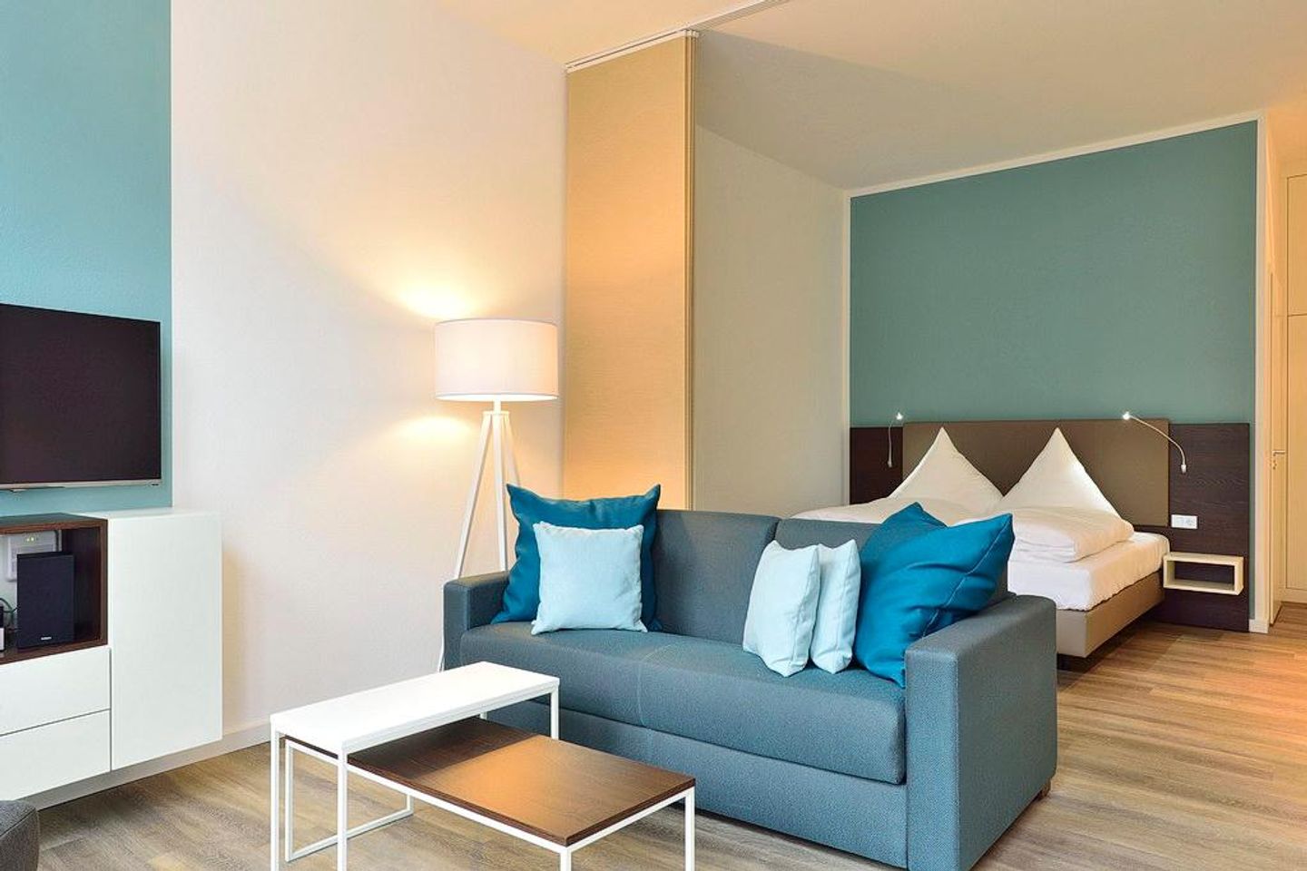 Aparthotel Anna Düne Aparthotel Anna Düne 0-09 Wangerooge - Wohn/ Essbereich mit Couch und Fernseher