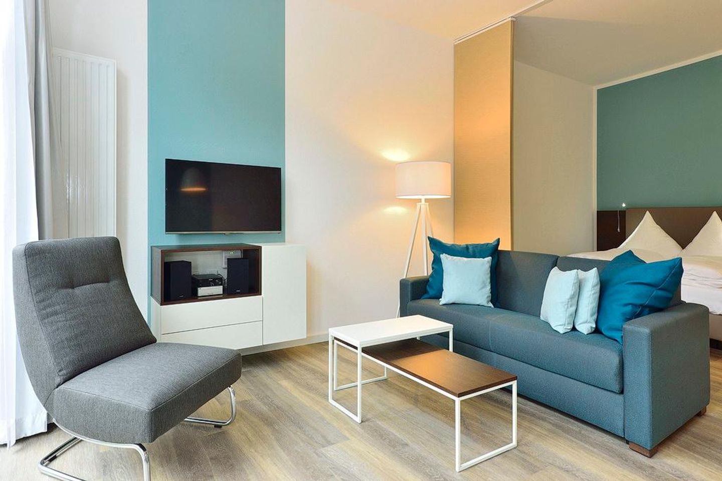 Aparthotel Anna Düne Aparthotel Anna Düne 0-09 Wangerooge - Wohn/ Essbereich mit Couch, Sessel und Fernseher