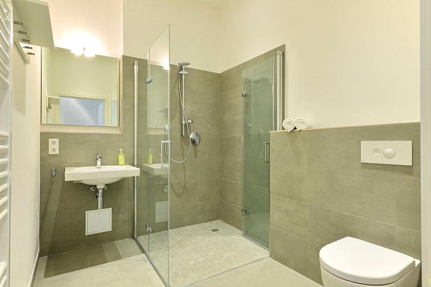 Aparthotel Anna Düne Aparthotel Anna Düne 0-09 Wangerooge - Badezimmer mit Dusche, WC und Waschtisch