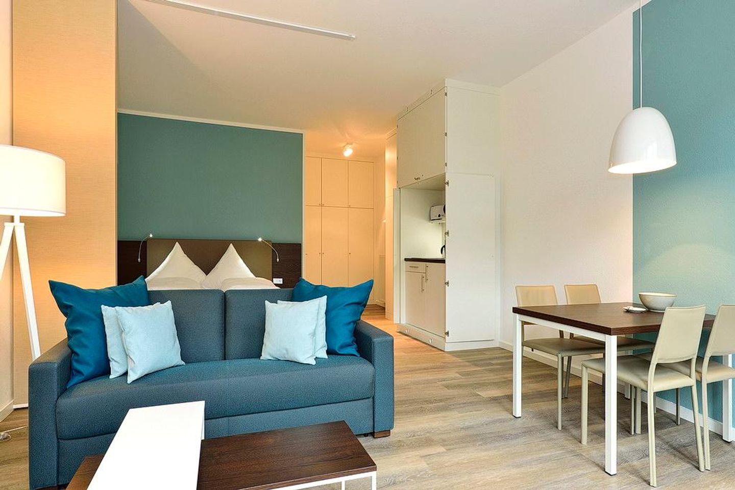 Aparthotel Anna Düne Aparthotel Anna Düne 0-09 Wangerooge - Wohn/ Essbereich mit Couch und Esstisch