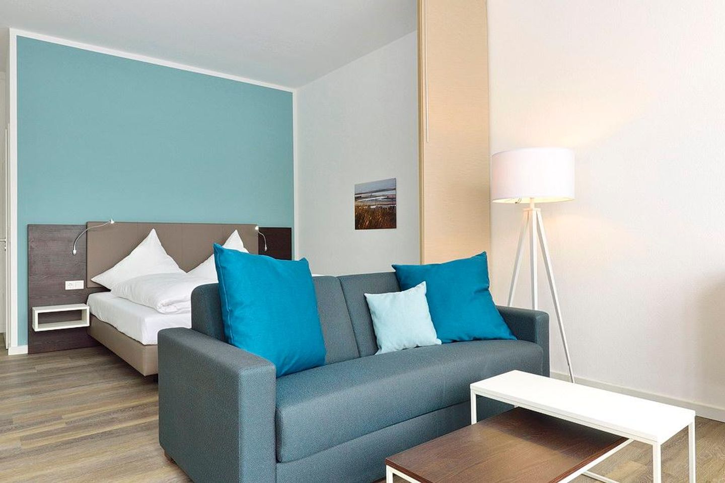 Aparthotel Anna Düne Aparthotel Anna Düne 0-10 Wangerooge - Wohn/ Essbereich mit Couch und Tisch