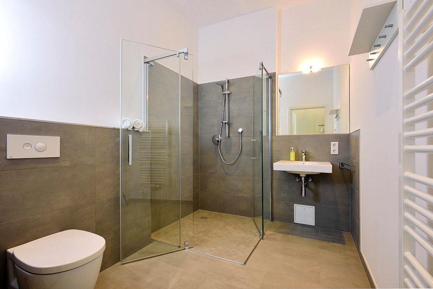 Aparthotel Anna Düne Aparthotel Anna Düne 0-10 Wangerooge - Badezimmer mit Dusche, WC und Waschtisch