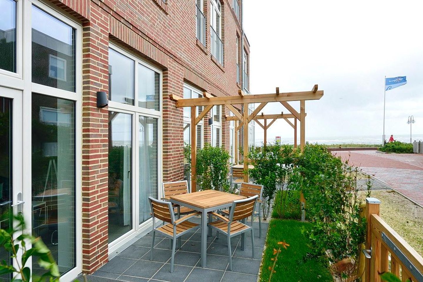 Aparthotel Anna Düne Aparthotel Anna Düne 0-10 Wangerooge - Terrasse mit Gartenmöbel