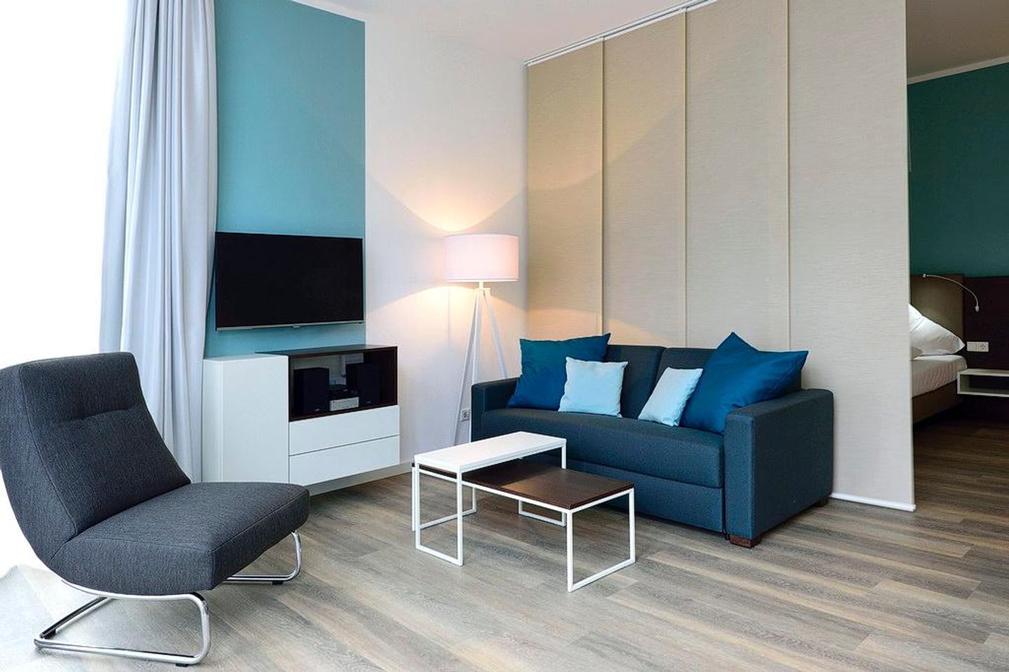 Aparthotel Anna Düne Aparthotel Anna Düne 0-11 Wangerooge - Wohn/ Essbereich mit Couch, Sessel und Fernseher