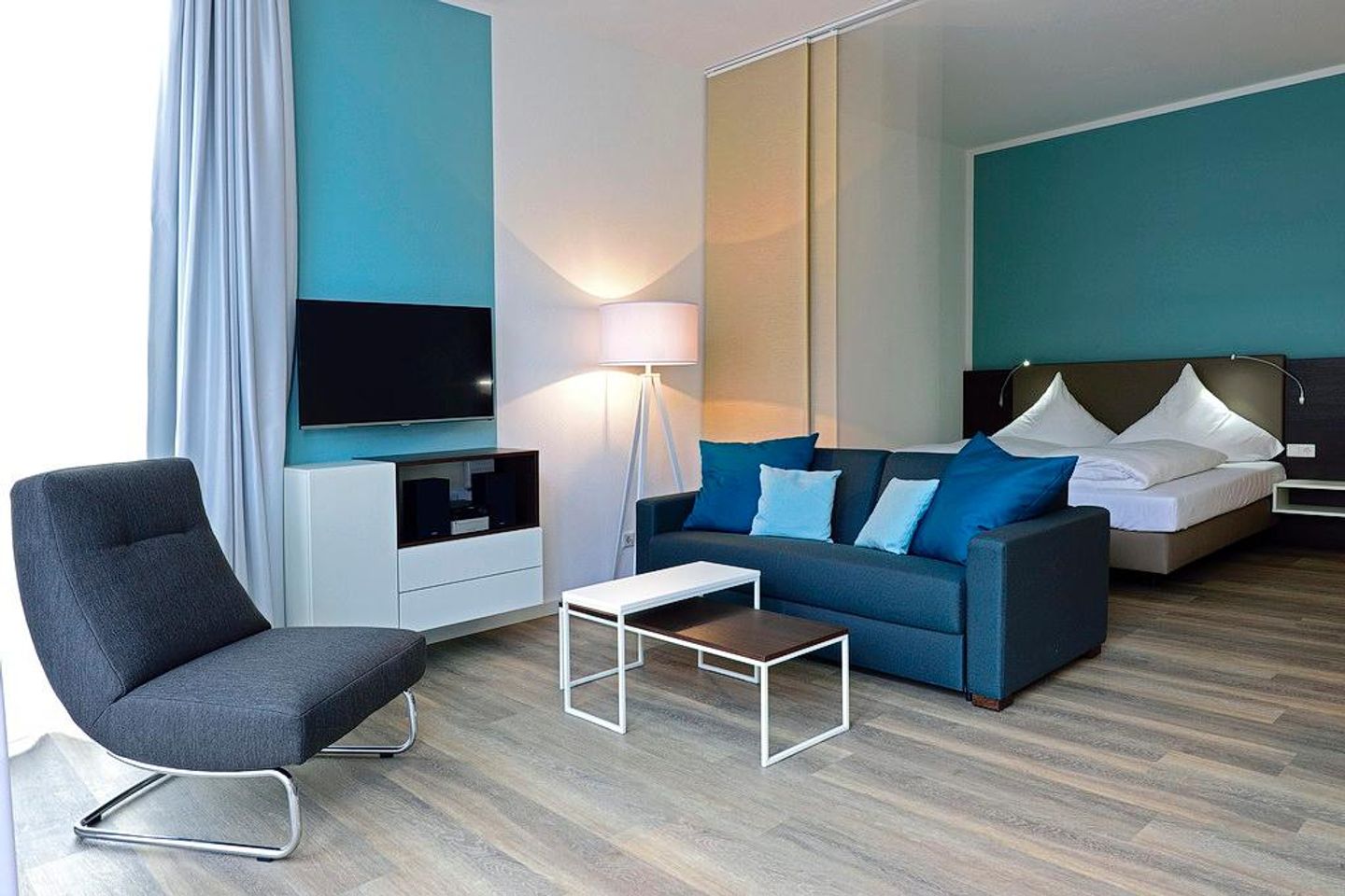 Aparthotel Anna Düne Aparthotel Anna Düne 0-11 Wangerooge - Wohn/ Essbereich mit Couch, Tisch und Fernseher