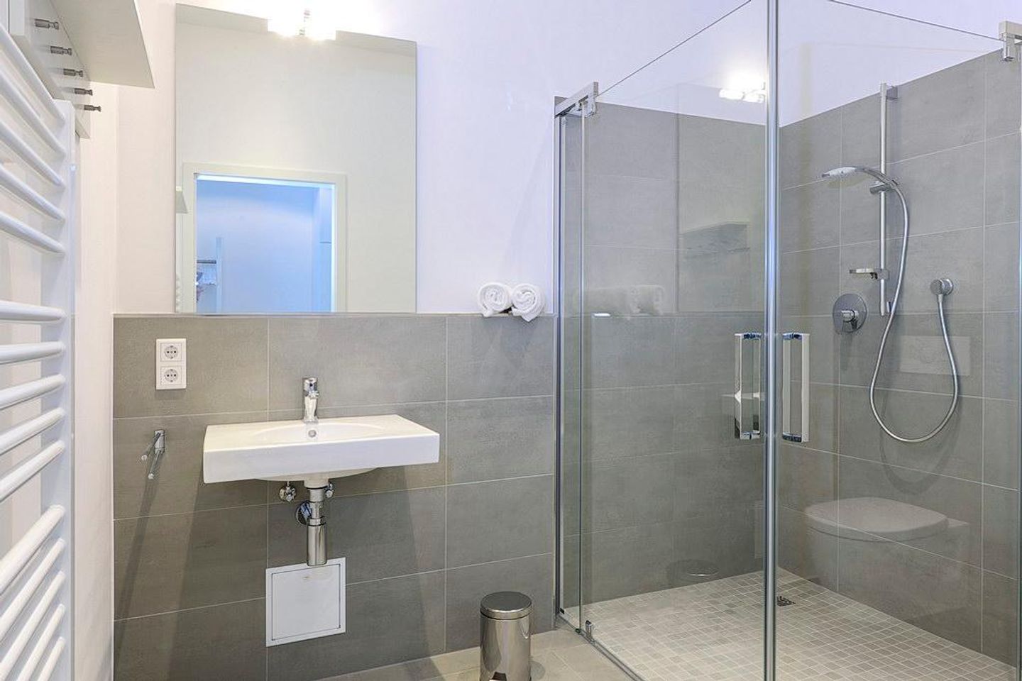 Aparthotel Anna Düne Aparthotel Anna Düne 0-11 Wangerooge - Badezimmer mit Dusche und Waschtisch