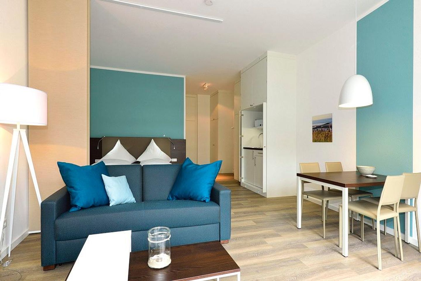 Aparthotel Anna Düne Aparthotel Anna Düne 0-11 Wangerooge - Wohn/ Essbereich mit Couch und Esstisch