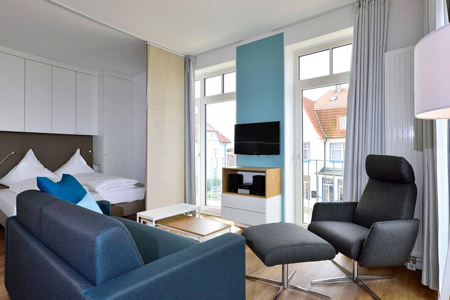 Aparthotel Anna Düne Aparthotel Anna Düne 1-12 Wangerooge - Wohn/ Essbereich mit Couch, Tisch und Fernseher