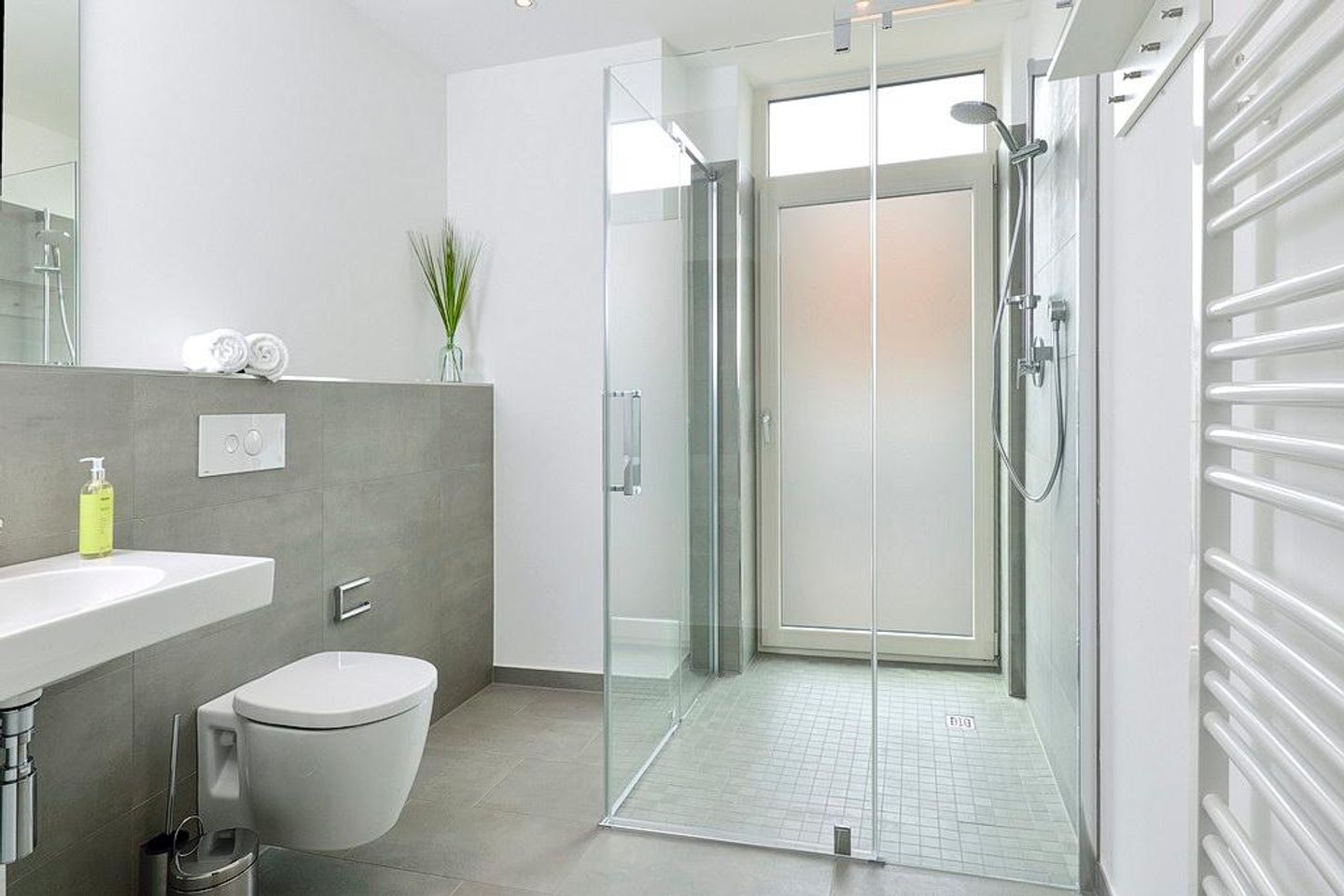 Aparthotel Anna Düne Aparthotel Anna Düne 1-12 Wangerooge - Badezimmer mit Dusche, WC und Waschtisch