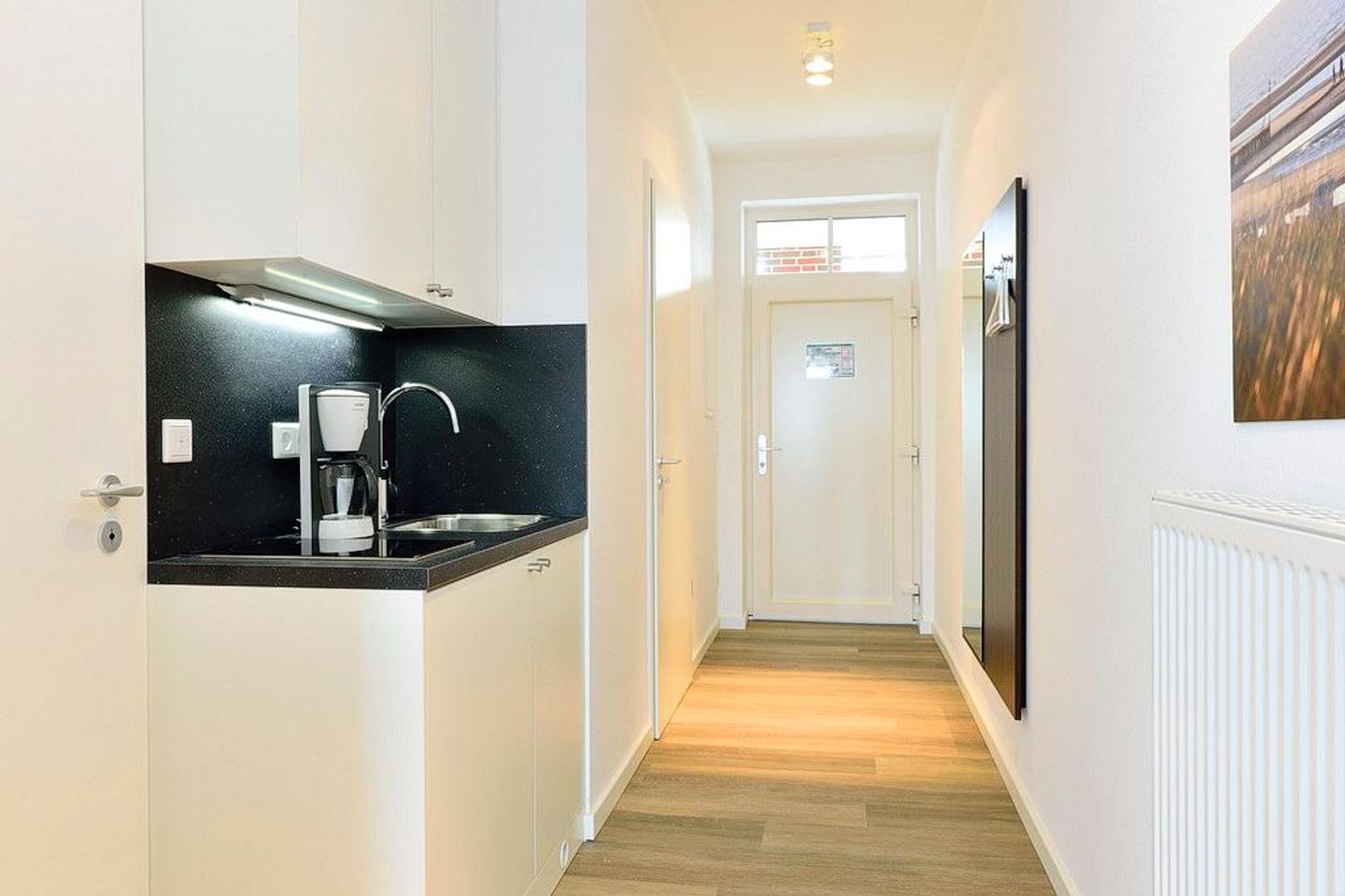 Aparthotel Anna Düne Aparthotel Anna Düne 1-13 Wangerooge - Flur mit Küchenzeile