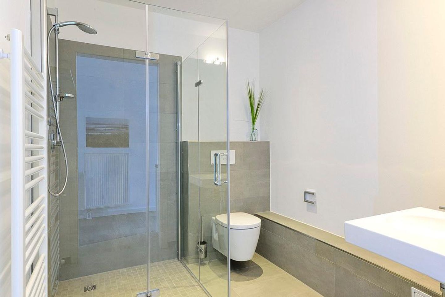 Aparthotel Anna Düne Aparthotel Anna Düne 1-13 Wangerooge - Badezimmer mit Dusche, WC und Waschtisch