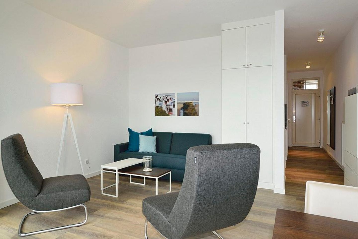 Aparthotel Anna Düne Aparthotel Anna Düne 1-13 Wangerooge - Wohn/ Essbereich mit Couch, zwei Sessel und Tisch