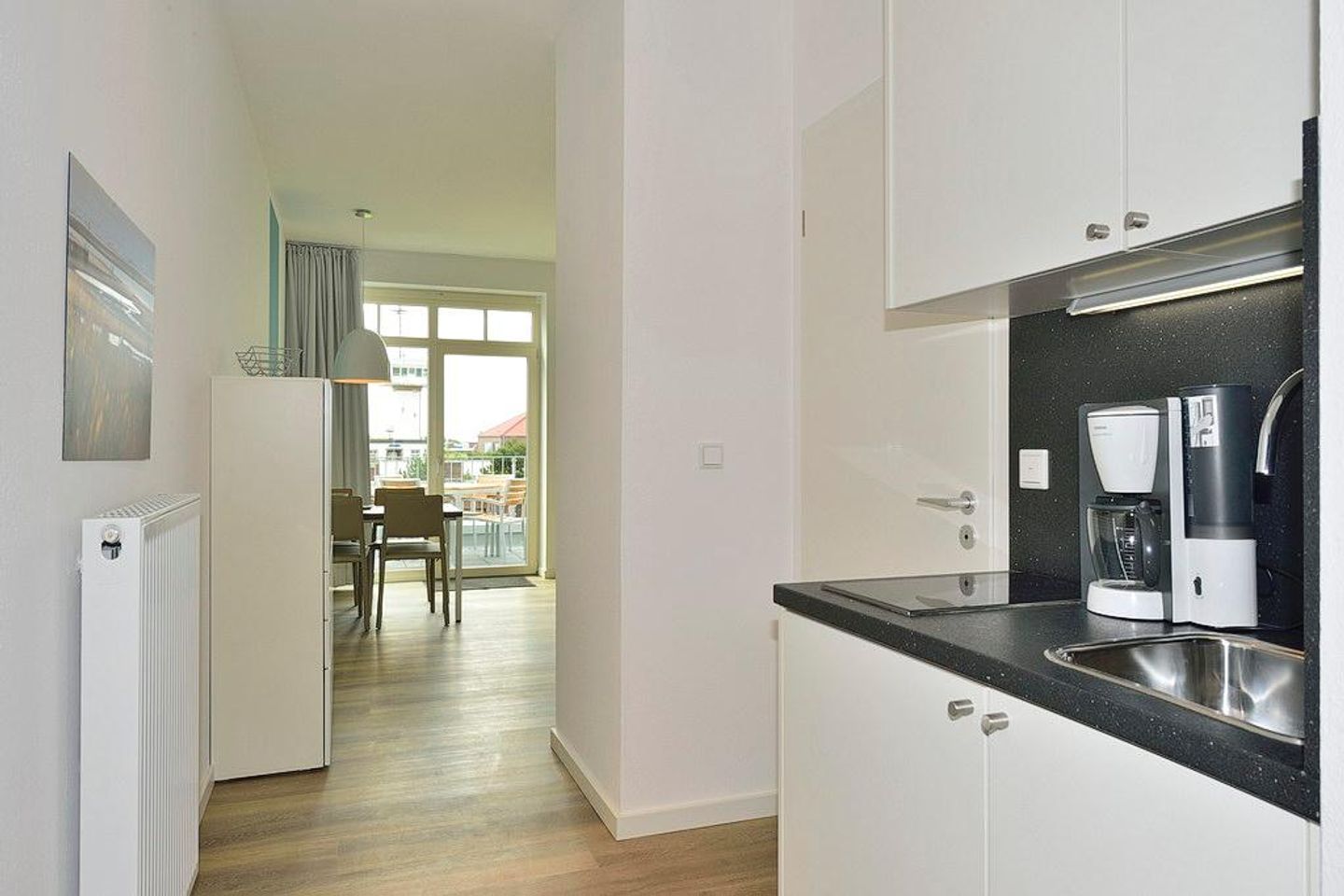 Aparthotel Anna Düne Aparthotel Anna Düne 1-13 Wangerooge - Wohn/ Essbereich mit Küchenzeile