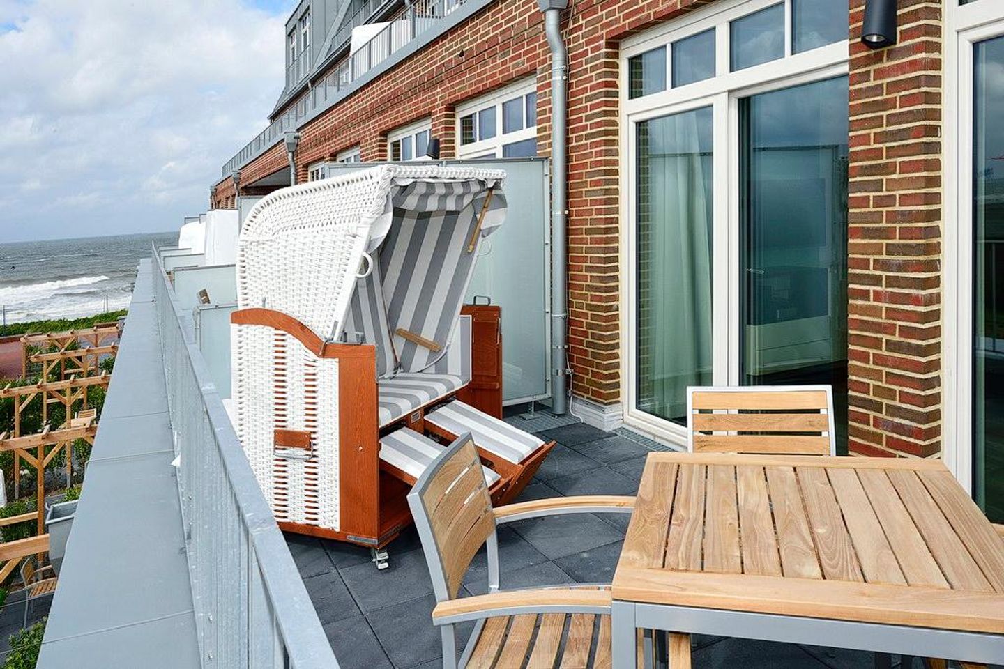 Aparthotel Anna Düne Aparthotel Anna Düne 1-13 Wangerooge - Balkon mit Strandkorb