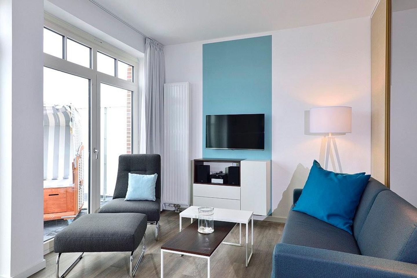 Aparthotel Anna Düne Aparthotel Anna Düne 1-14 Wangerooge - Wohn/ Essbereich mit Couch, Sessel und Fernseher