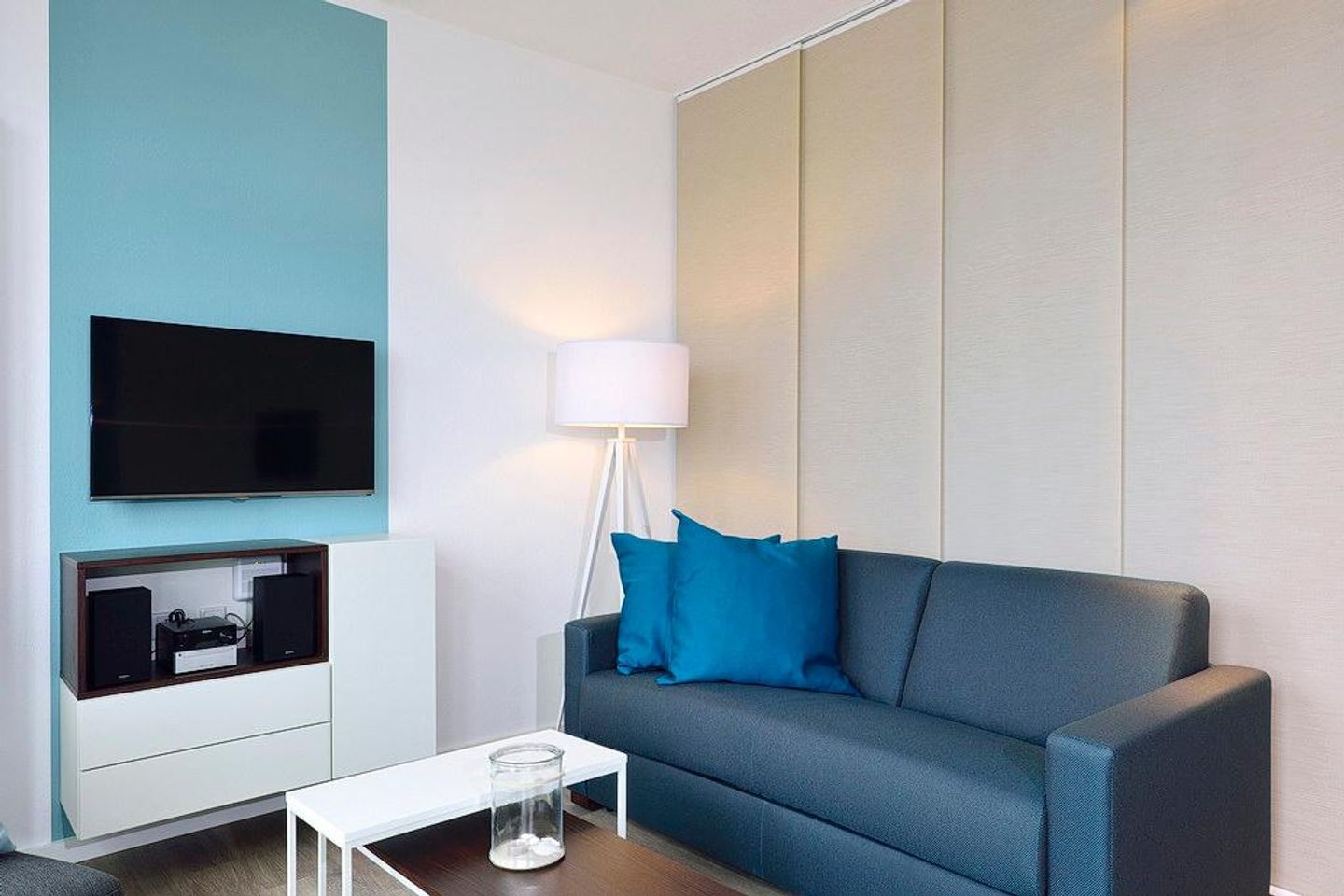 Aparthotel Anna Düne Aparthotel Anna Düne 1-14 Wangerooge - Wohn/ Essbereich Couch, Tisch und Fernseher