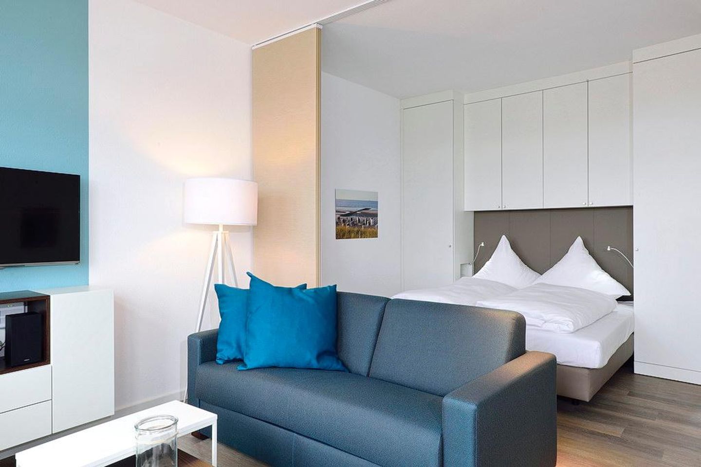 Aparthotel Anna Düne Aparthotel Anna Düne 1-14 Wangerooge - Wohn/ Essbereich mit Couch und Tisch