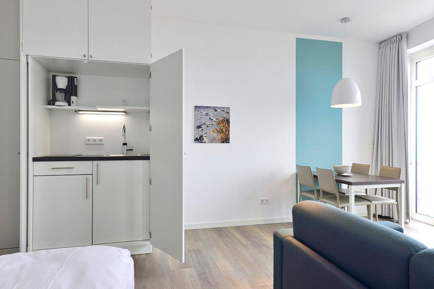 Aparthotel Anna Düne Aparthotel Anna Düne 1-14 Wangerooge - Wohn/ Essbereich mit Küchenzeile