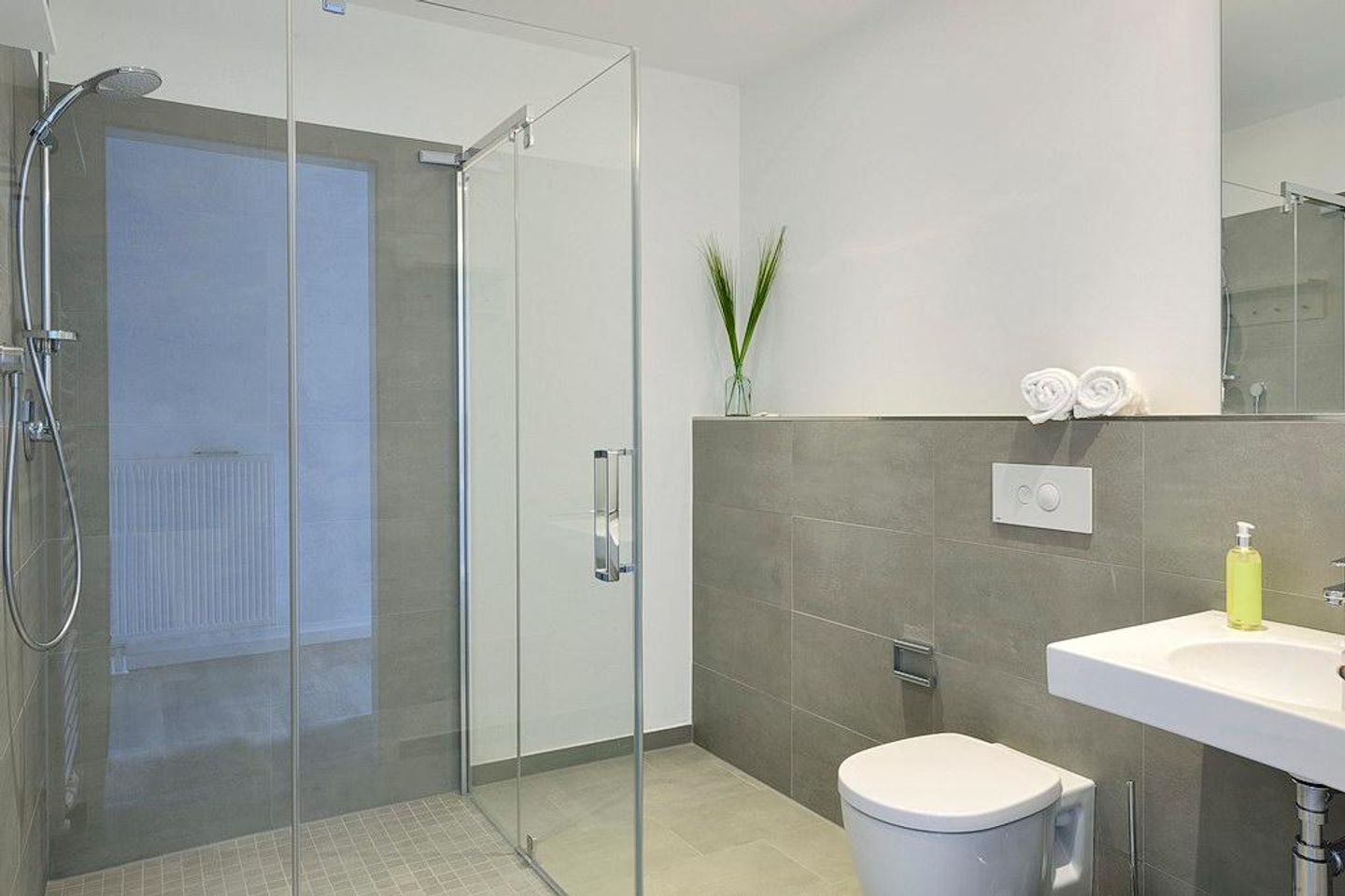 Aparthotel Anna Düne Aparthotel Anna Düne 1-14 Wangerooge - Badezimmer mit Dusche, WC und Waschtisch