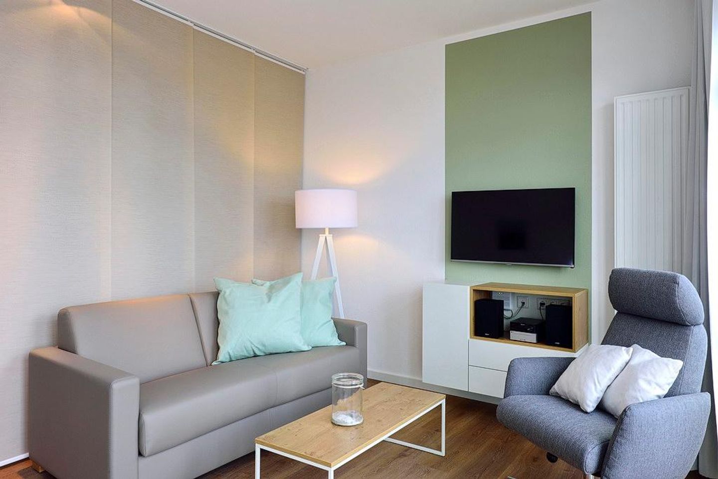 Aparthotel Anna Düne Aparthotel Anna Düne 1-15 Wangerooge - Wohn/ Essbereich mit Couch, Sessel und Fernseher