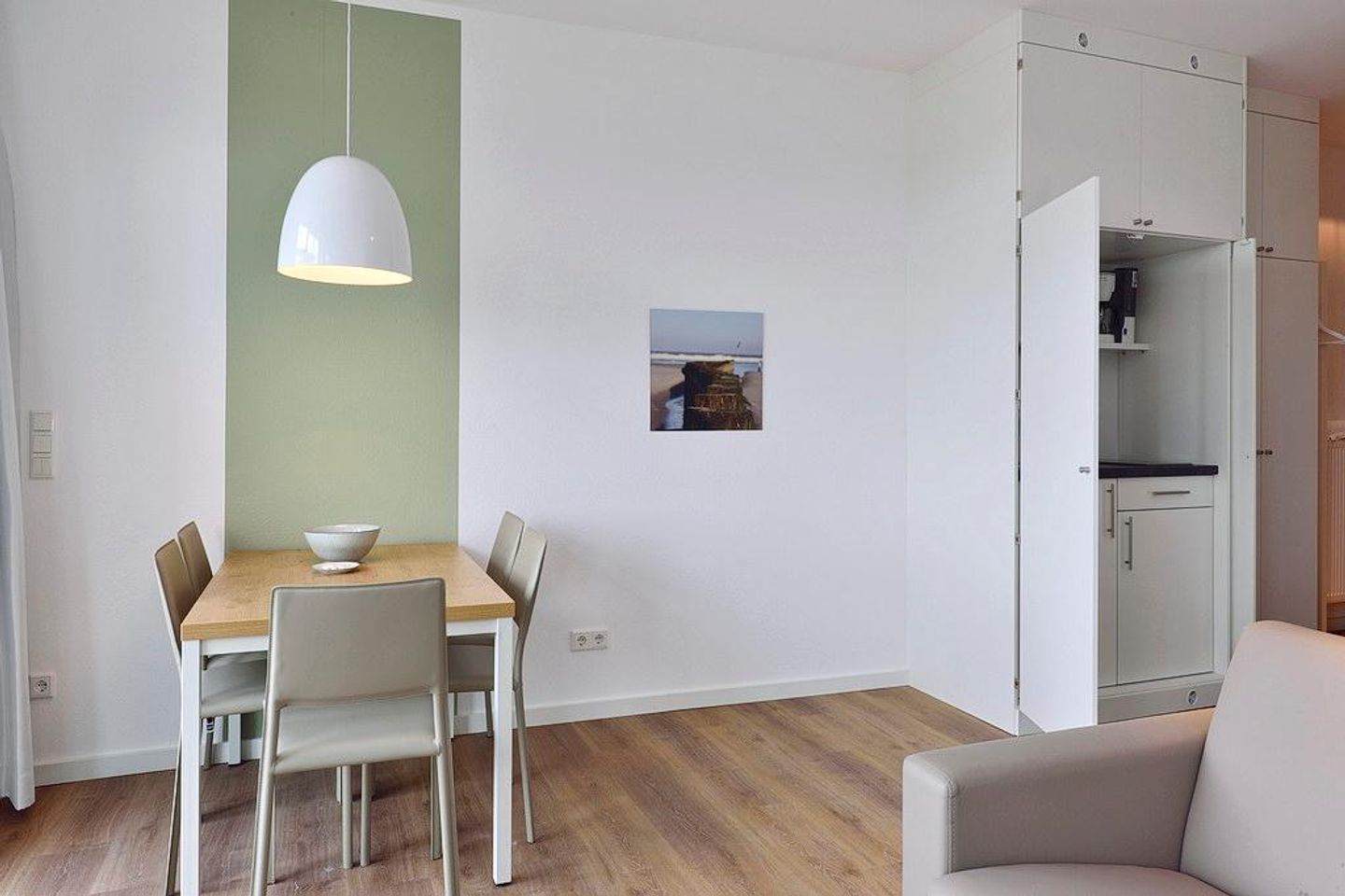 Aparthotel Anna Düne Aparthotel Anna Düne 1-15 Wangerooge - Wohn/ Essbereich mit Esstisch