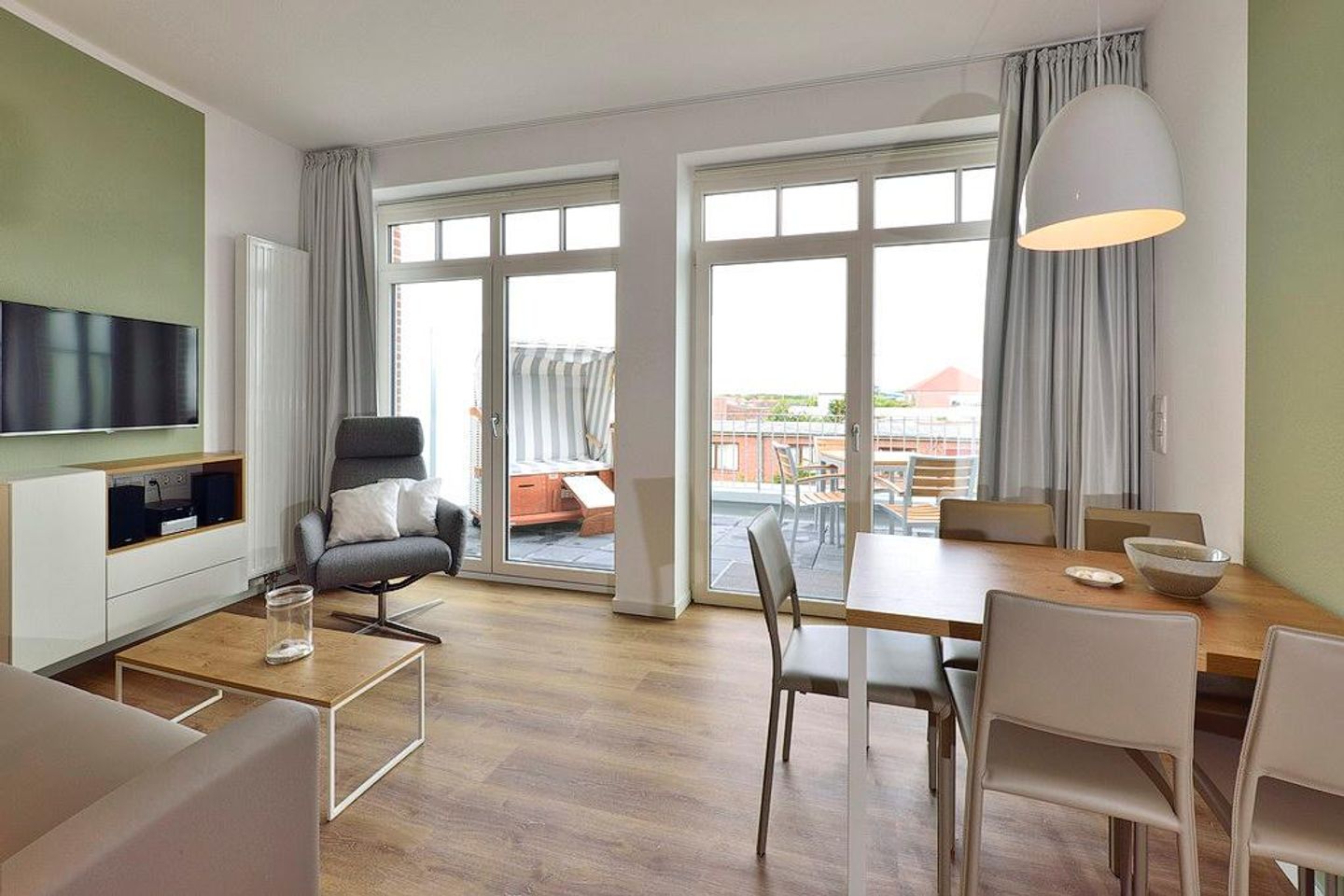 Aparthotel Anna Düne Aparthotel Anna Düne 1-15 Wangerooge - Wohn/ Essbereich mit Couch, Fernseher und Esstisch