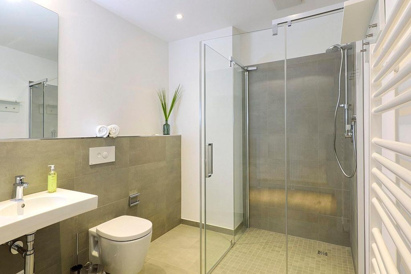 Aparthotel Anna Düne Aparthotel Anna Düne 1-15 Wangerooge - Badezimmer mit Dusche, WC und Waschtisch