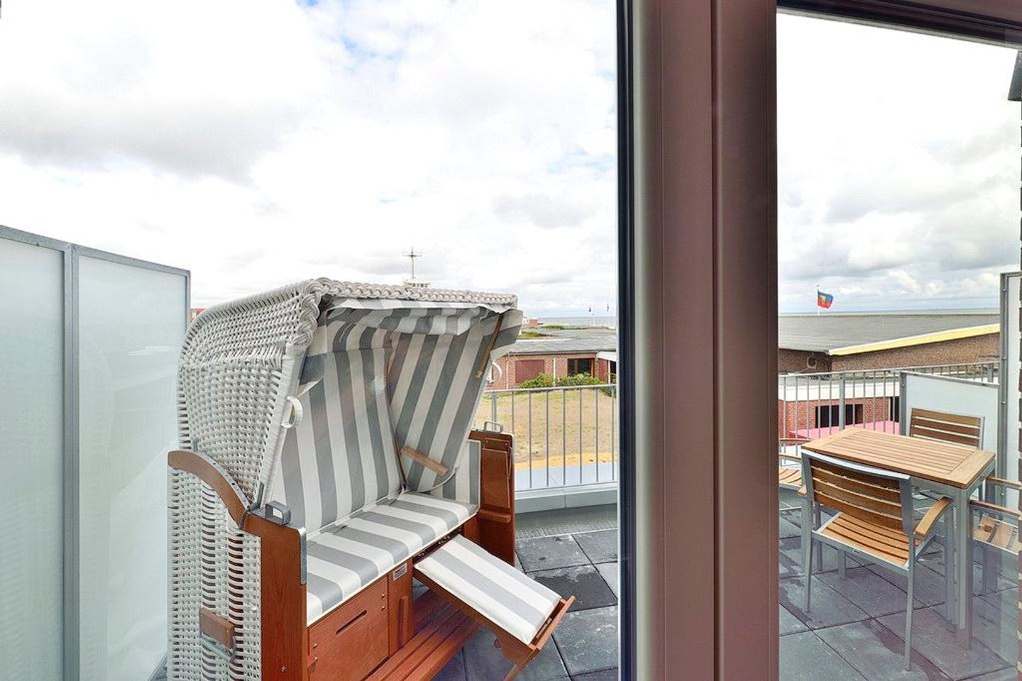 Aparthotel Anna Düne Aparthotel Anna Düne 1-15 Wangerooge - Balkon mit Strandkorb